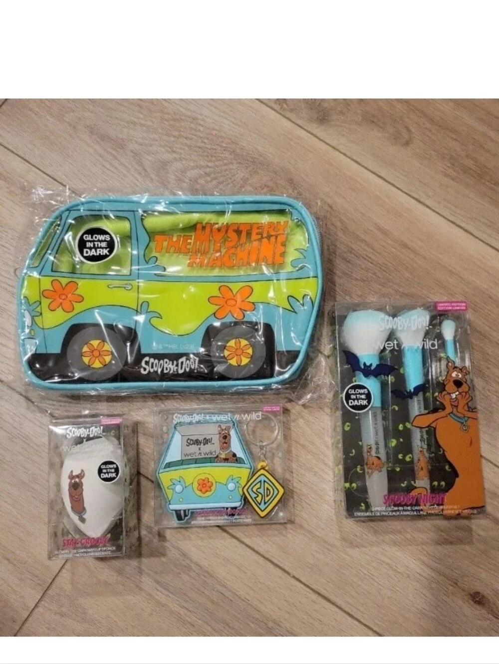 NWT wet n wild Scooby Doo makeup bag and tools